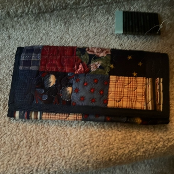 Donna Sharp NWT wallet in quilted pattern colonial patch style. - Picture 1 of 4